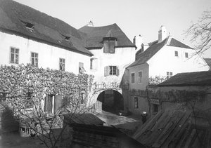 © Austrian National Library; Förthof residence, courtyard, north gate, about 1900